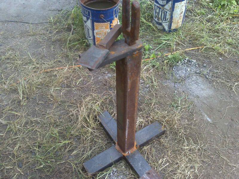 Hardy stands, handy solution for keeping your anvil clear for quick hammering.